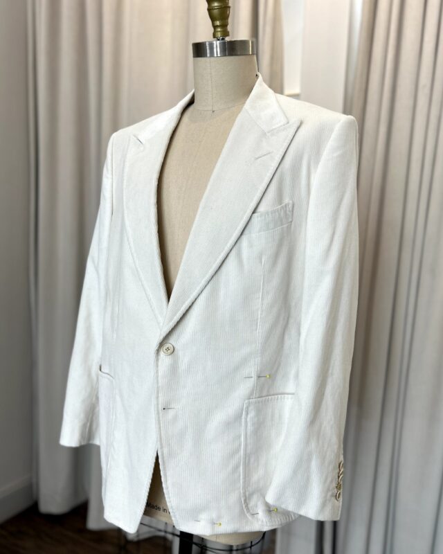 Take a look at this classic Tom Ford corduroy suit jacket before alterations! 👔 Pinned to be shortened and raise the pockets