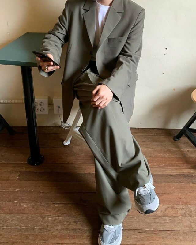 Looking to buy a suit for the upcoming Fall season? Go for a more relaxed style! This Fall, more oversized and looser fitted suits will be on trend 👔