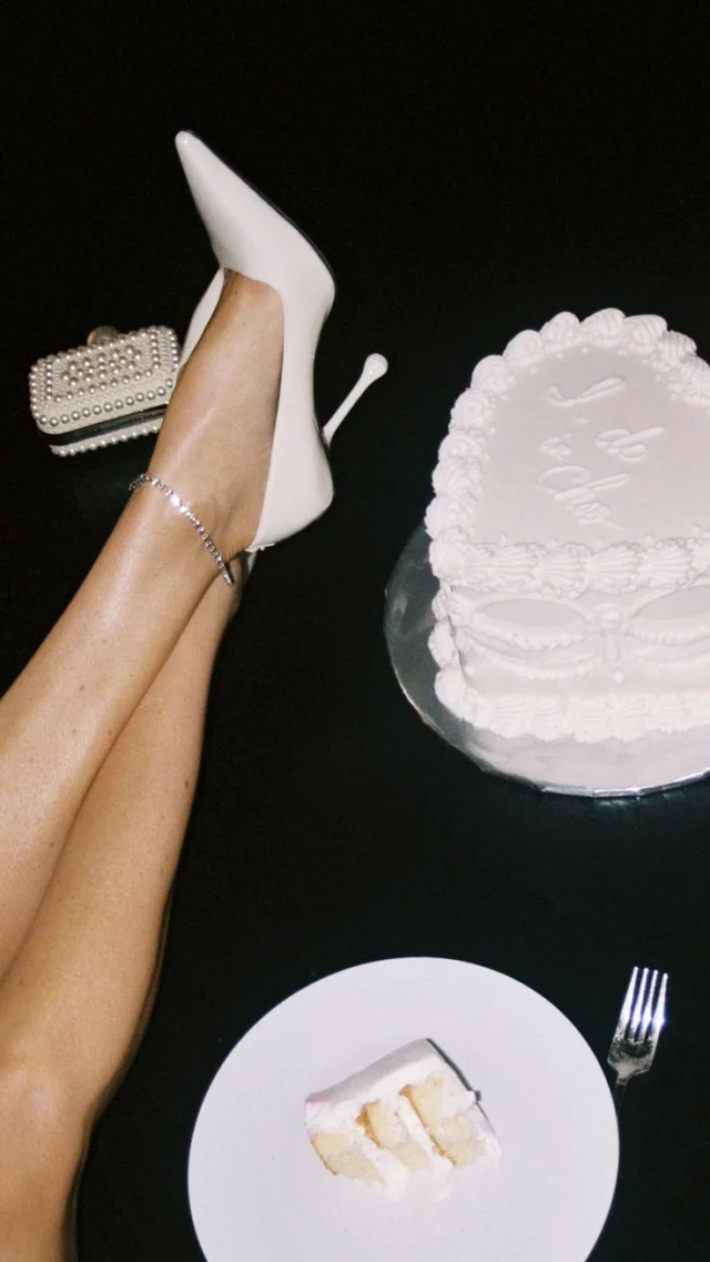 From basque waistlines to pearl embroidery, we are loving the bridal trends of this season! Book with one of our many bridal specialists to have your bridal gown fit like a glove! 👰‍♀️