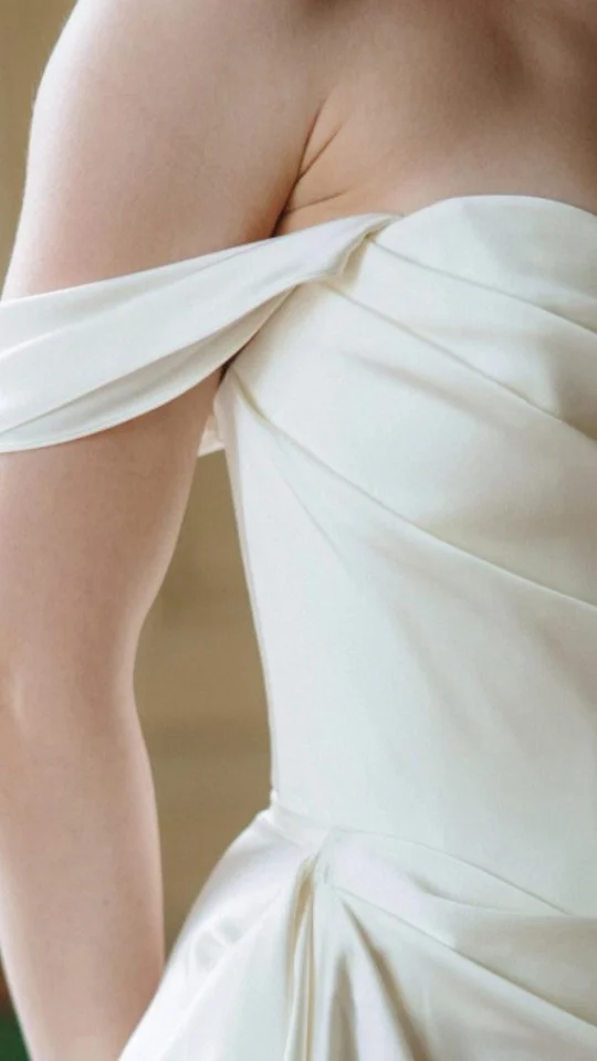 These detachable bridal sleeves were designed by Gala, our Tailor Shop Manager in Park Slope. The bride had such a clear vision for her gown, and the result is stunning! 

#engaged #bride #weddingdress #weddinginspiration #bridalgown